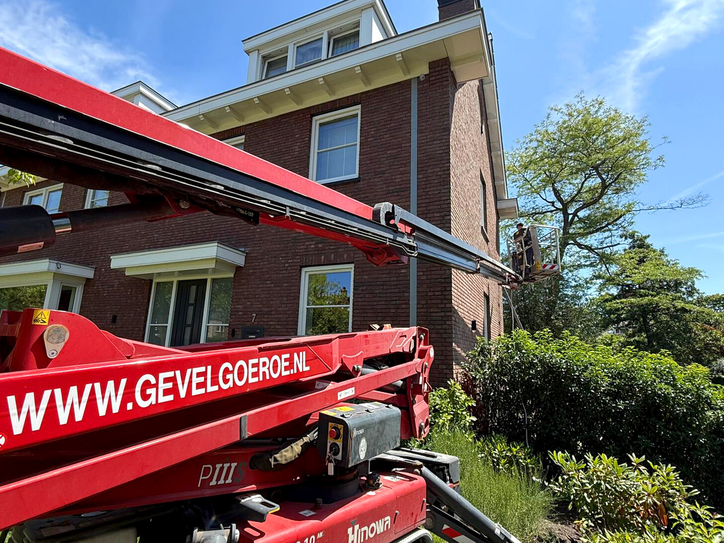 Hoogwerker gevelgoeroe